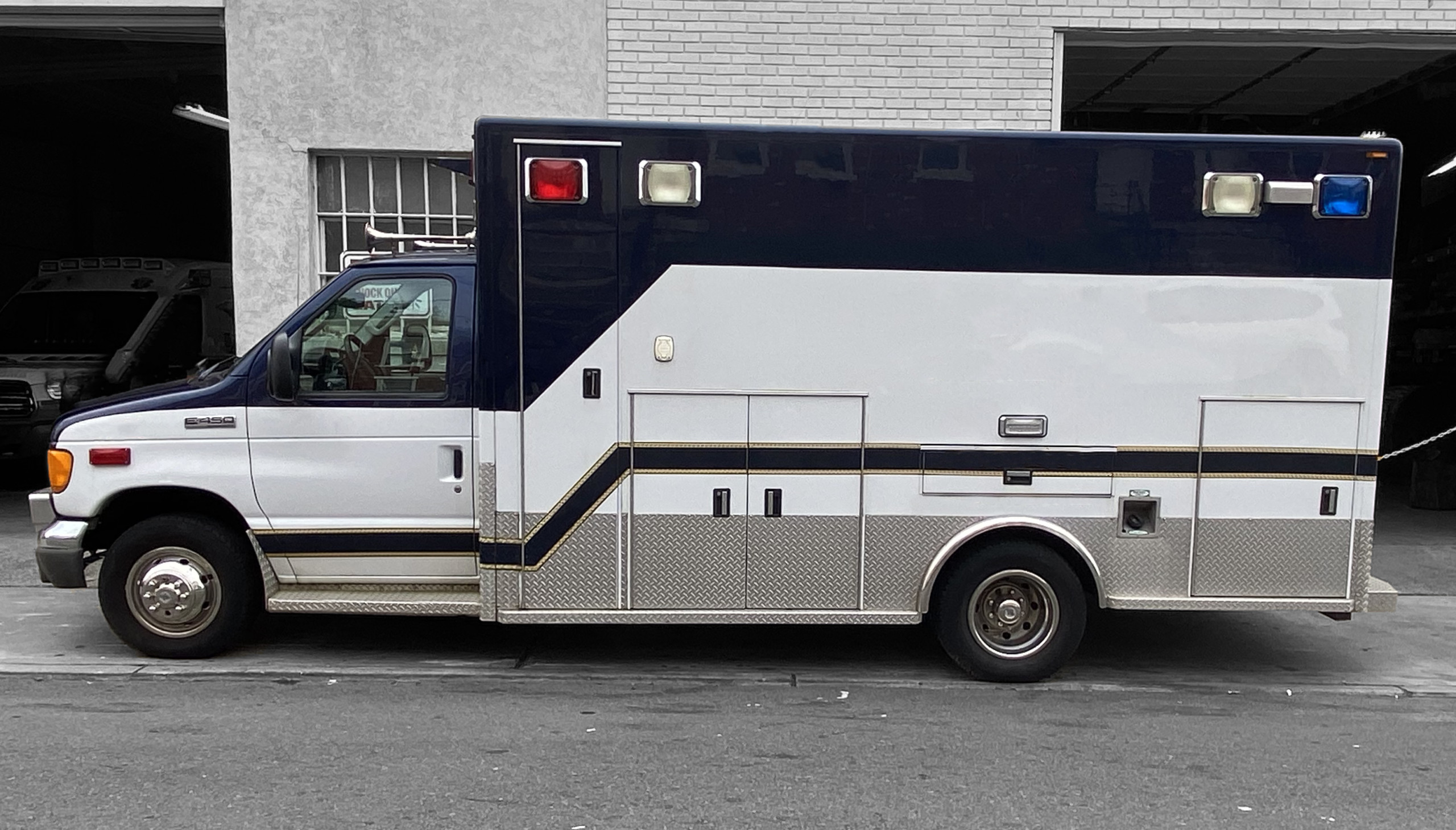 2006 Ford PL Custom Type 3 Ambulance